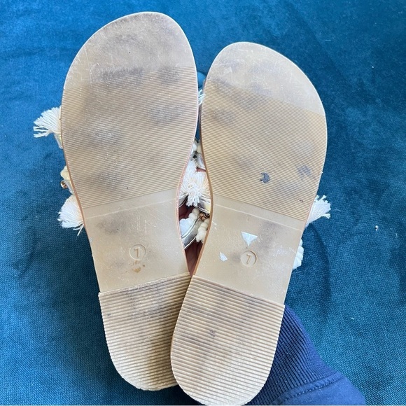 CAMEL TOES FRINGE EMBELLISHED TOE SANDALS SIZE 7 TAN - Picture 5 of 8